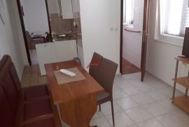 TISNO- 3 etaže, 8 apartmana, konoba, Tisno, Ev