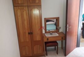 TISNO- 3 etaže, 8 apartmana, konoba, Tisno, Ev