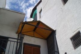 TISNO- 3 etaže, 8 apartmana, konoba, Tisno, Ev