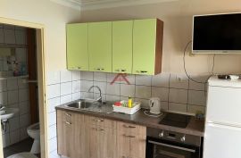 SNIŽENA CIJENA!!! 3 apartmana, kafić, prvi red do mora, Benkovac, Дом