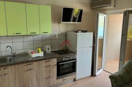 SNIŽENA CIJENA!!! 3 apartmana, kafić, prvi red do mora, Benkovac, Дом