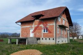 Gospić, 388m2 GBP, 4 etaže na parceli od 10.117m2, Gospić, Casa