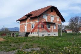 Gospić, 388m2 GBP, 4 etaže na parceli od 10.117m2, Gospić, Casa