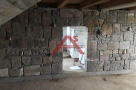 Gospić, 388m2 GBP, 4 etaže na parceli od 10.117m2, Gospić, Casa