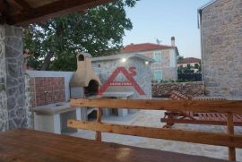 Otok Krk, kuća sa bazenom i velikom okućnicom, Dobrinj, Maison