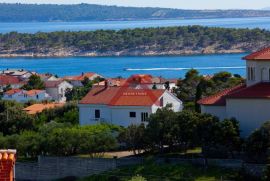 INTERESANTNA APARTMANSKA KUĆA  POGODNA  ZA OBITAVANJE I TURIZAM, Rab, Casa