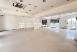 Pula, Centar - dugoročni najam prostranog poslovnog prostora, 1. kat, NKP 103.35 m2, Pula, Propriedade comercial