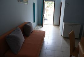 ZADAR, VRSI - Elegantna Apartmanska Kuća s Prostranim Zelenim Dvorištem, Svega 50 Metara od Obale!, Nin, Дом