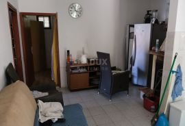 ZADAR, VRSI - Elegantna Apartmanska Kuća s Prostranim Zelenim Dvorištem, Svega 50 Metara od Obale!, Nin, Дом