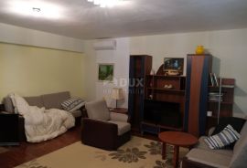 ZADAR, VRSI - Elegantna Apartmanska Kuća s Prostranim Zelenim Dvorištem, Svega 50 Metara od Obale!, Nin, Дом