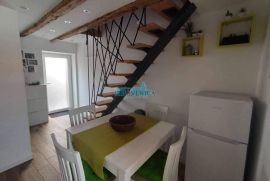 Baška, apartman 50 metara od mora, Baška, Appartment