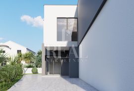 Dvojna kuća P+1 134m2+ okućnica 170m2, Vodice, Casa