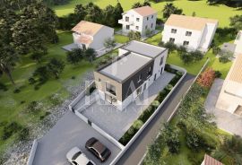 Dvojna kuća P+1 134m2+ okućnica 170m2, Vodice, Casa