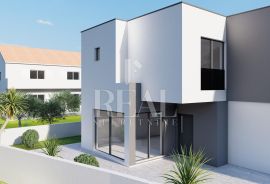 Dvojna kuća P+1 134m2+ okućnica 170m2, Vodice, Casa