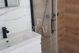 CRIKVENICA-ATRAKTIVNA LOKACIJA, LUKSUZNI 3S+DB, DVA PARKIRNA MJESTA, Crikvenica, Apartamento