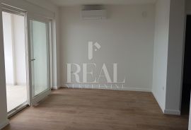 CRIKVENICA-ATRAKTIVNA LOKACIJA, LUKSUZNI 3S+DB, DVA PARKIRNA MJESTA, Crikvenica, Apartamento