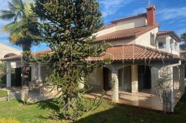 VILA SA BAZENOM SAMO 500m OD MORA!!!, Poreč, Casa