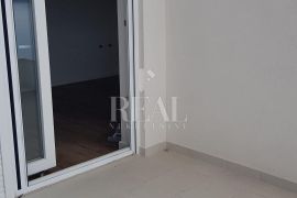 CRIKVENICA-LUKSUZAN STAN U POTKROVLJU, 3S+DB, DVA PARKIRNA MJESTA I PREKRASAN POGLED, Crikvenica, Appartement