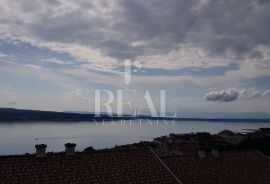 CRIKVENICA-LUKSUZAN STAN U POTKROVLJU, 3S+DB, DVA PARKIRNA MJESTA I PREKRASAN POGLED, Crikvenica, Appartement