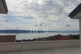 CRIKVENICA-LUKSUZAN STAN U POTKROVLJU SA PREKRASNIM POGLEDOM, DVA PARKIRNA MJESTA, Crikvenica, Daire