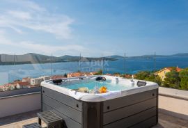 DALMACIJA, ŠIBENIK - Luksuzna villa sa bazenom nogometnim igralištem i saunom, Šibenik, Дом