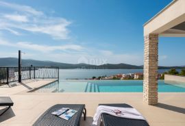 DALMACIJA, ŠIBENIK - Luksuzna villa sa bazenom nogometnim igralištem i saunom, Šibenik, Дом