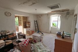 Stan za renovaciju sa 112 m2 vrta, Medulin, Istra, Medulin, Wohnung