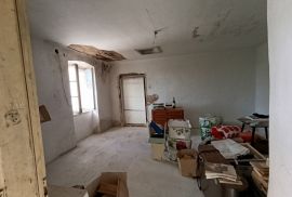 Stan za renovaciju sa 112 m2 vrta, Medulin, Istra, Medulin, Wohnung