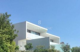 KRK, moderna villa s dva stana i 2 bazena 500 m od mora, Krk, Σπίτι