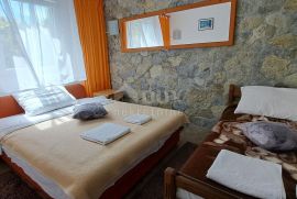 OTOK KRK, LINARDIĆI - lijepa kuća s pet apartmana, Krk, House