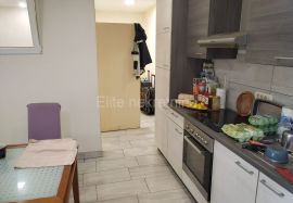 Rijeka, Krnjevo - prodaja stana u prizemlju zgrade od 52m2!, Rijeka, Daire