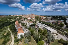 Hotel Buje, 4500 m2, Buje, Propriété commerciale