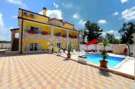 VILA SA APARTMANIMA I BAZENOM U OKOLICI POREČA, Poreč, House