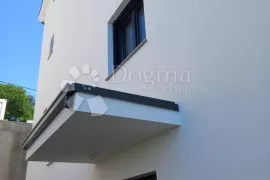 Dramalj, novogradnja sa okućnicom, Crikvenica, Flat