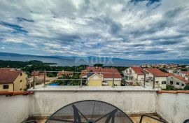 OTOK KRK, NJIVICE- Apartman u potkrovlju s pogledom na cijeli Kvarner, Omišalj, Stan