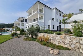 OPATIJA, LOVRAN, LIGANJ - stan u vili s bazenom 97m2+terasa 26m2 s panoramskim pogledom na more + okoliš 41m2, Lovran, Stan