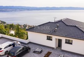 OPATIJA, LOVRAN, LIGANJ - stan u vili s bazenom 97m2+terasa 26m2 s panoramskim pogledom na more + okoliš 41m2, Lovran, Stan