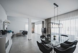 OPATIJA, LOVRAN, LIGANJ - stan u vili s bazenom 120m2+terasa 26m2 s panoramskim pogledom na more + okoliš 163m2, Lovran, Apartamento