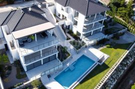 OPATIJA, LOVRAN, LIGANJ - Stan u vili s bazenom 120m2+terasa 27m2s panoramskim pogledom na more + okoliš 105m2, Lovran, Stan