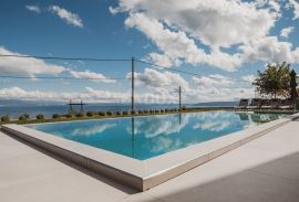 OPATIJA, LOVRAN, LIGANJ - Stan u vili s bazenom 120m2+terasa 27m2s panoramskim pogledom na more + okoliš 105m2, Lovran, Kвартира