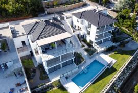 OPATIJA, LOVRAN, LIGANJ - Stan u vili s bazenom 120m2+terasa 27m2s panoramskim pogledom na more + okoliš 105m2, Lovran, Kвартира