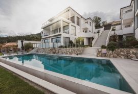 OPATIJA, LOVRAN, LIGANJ - Stan u vili s bazenom 120m2+terasa 27m2s panoramskim pogledom na more + okoliš 105m2, Lovran, Kвартира