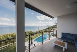 OPATIJA, LOVRAN, LIGANJ - Stan u vili s bazenom 120m2+terasa 27m2s panoramskim pogledom na more + okoliš 105m2, Lovran, Kвартира