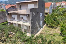 SNIŽENO-Kuća za adaptaciju sa tri stana  po 70 m2 u Kaštel Lukšiću!!, Kaštela, بيت