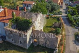 Pula, okolica, stara istarska kuća sa zemljištem, Ližnjan, Дом