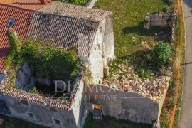 Pula, okolica, stara istarska kuća sa zemljištem, Ližnjan, Haus