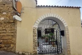 ISTRA, BUJE - Restoran sa stambenom jedinicom u centru Buja, pogled na more, Buje, Propriété commerciale