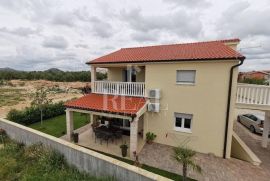 Samostojeća kuća P+1 252m2 sa okućnicom 528m2, Vodice, Famiglia