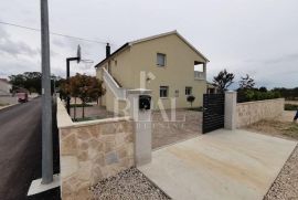 Samostojeća kuća P+1 252m2 sa okućnicom 528m2, Vodice, Kuća