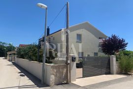 Samostojeća kuća P+1 252m2 sa okućnicom 528m2, Vodice, Kuća